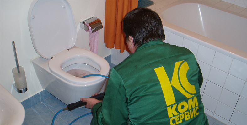 Рабочий процесс устранения засора канализации в квартире, на участке от унитаза до канализационного стояка.